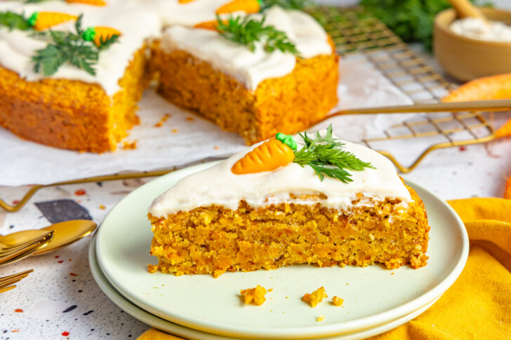 Ein Stück veganer Rublikuchen