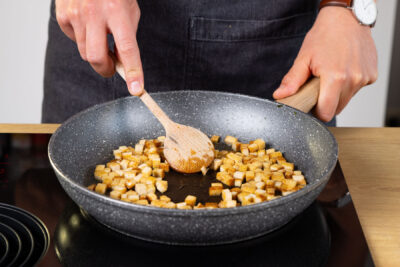 Tofu anbraten.