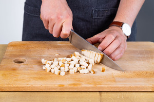 Tofu kleinschneiden.