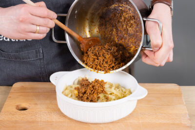 Hackfleisch zum Kohl dazugeben.
