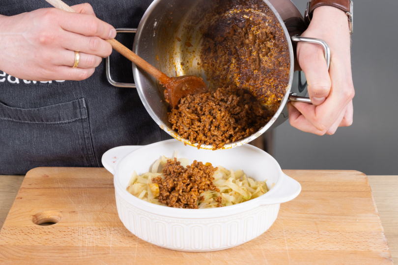Hackfleisch zum Kohl dazugeben.