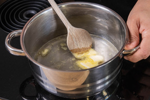 Butter im Topf schmelzen