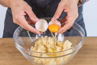 Eier in die Schüssel geben