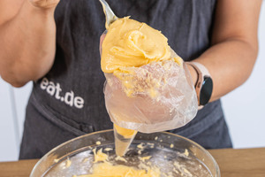 Brandteig in den Spritzbeutel geben
