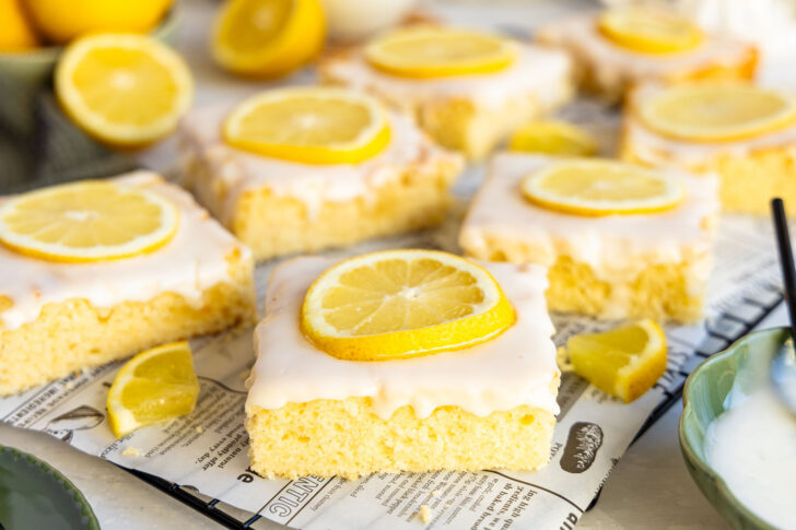Stücke Zitronen-Buttermilch-Kuchen