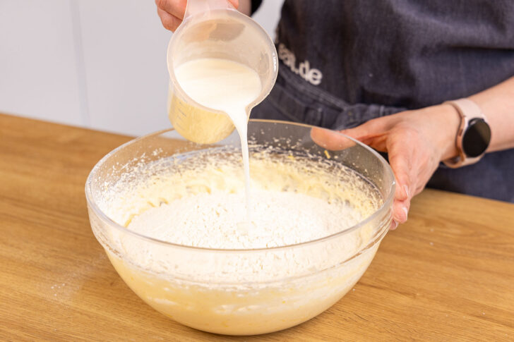 Buttermilch zum teig gießen