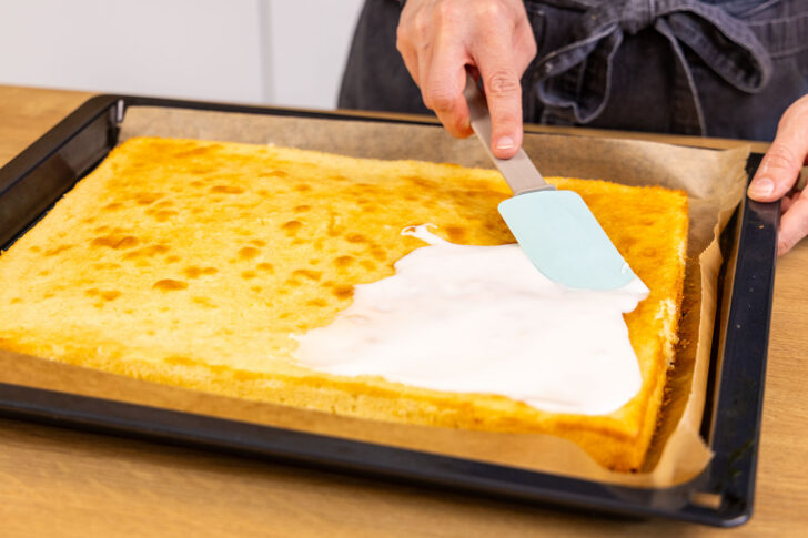 Zuckerguss auf den Zitronen-Buttermilch-Kuchen streichen