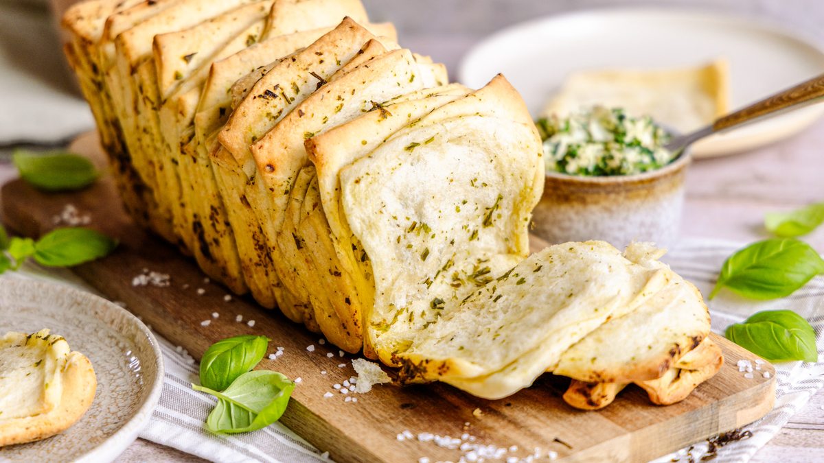 Zupfbrot mit Kräuterbutter