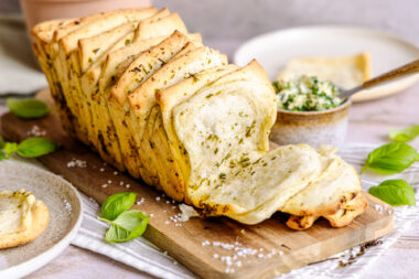 Zupfbrot mit Kräuterbutter