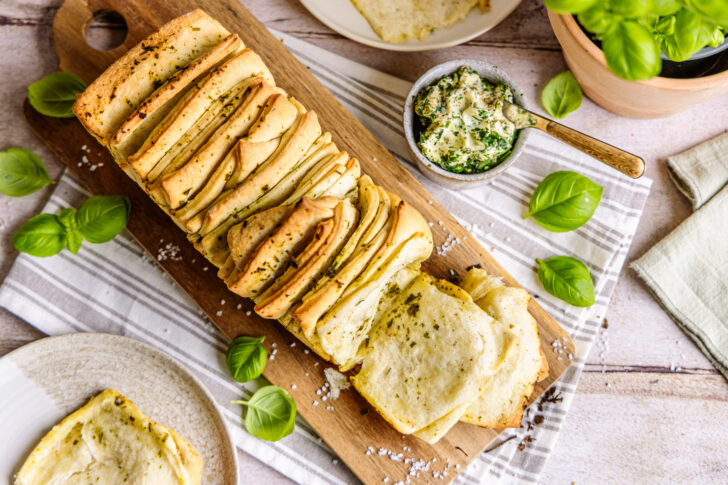 Zupfbrot mit Kräuterbutter