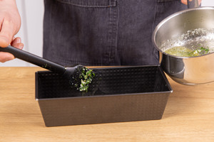 Form mit der Kräuterbutter einfetten