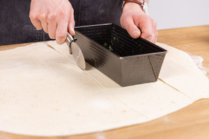 Teig in Quadrate schneiden