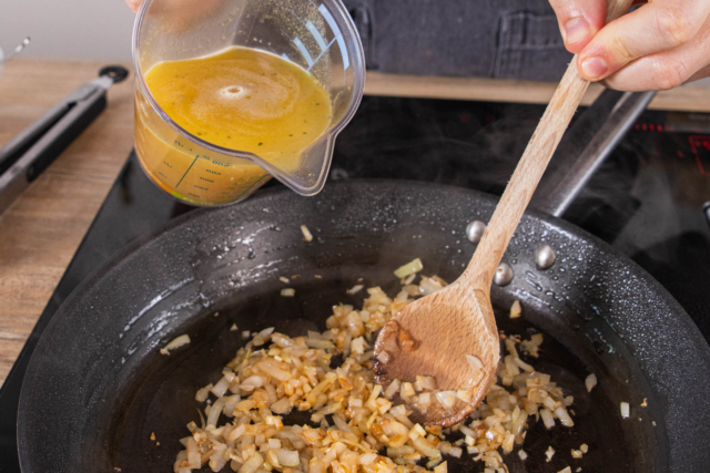 Zwiebel-Sahne-Schnitzel mit Zwiebelsuppe Zwiebel-Sahne-Schnitzel mit Zwiebelsuppe