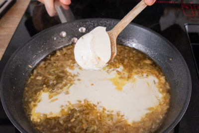 Creme Fraiche in die Pfanne geben