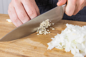 Knoblauch in feine Würfel schneiden