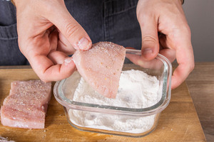Schnitzel in Mehl geben