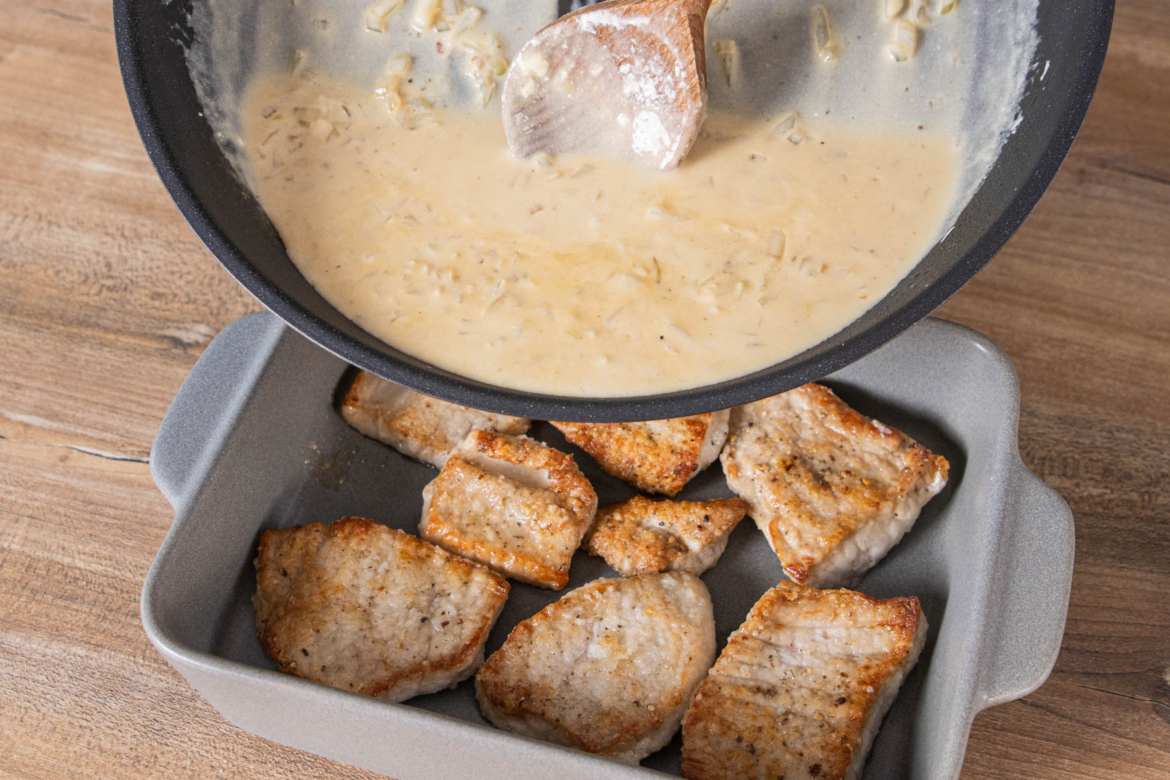Zwiebel-Sahne-Schnitzel mit Zwiebelsuppe