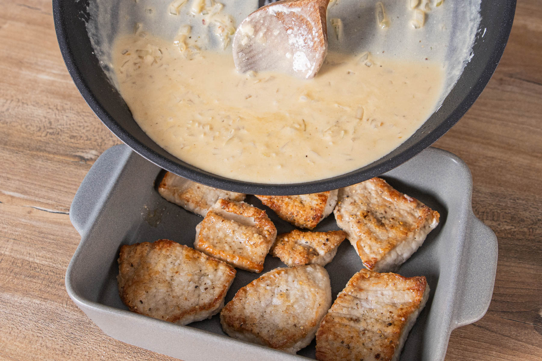 Zwiebel-Sahne-Schnitzel mit Zwiebelsuppe