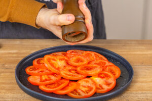 Tomatenscheiben pfeffern