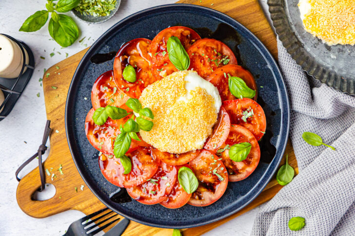 Airfried Burrata mit Basilikum dekoriert
