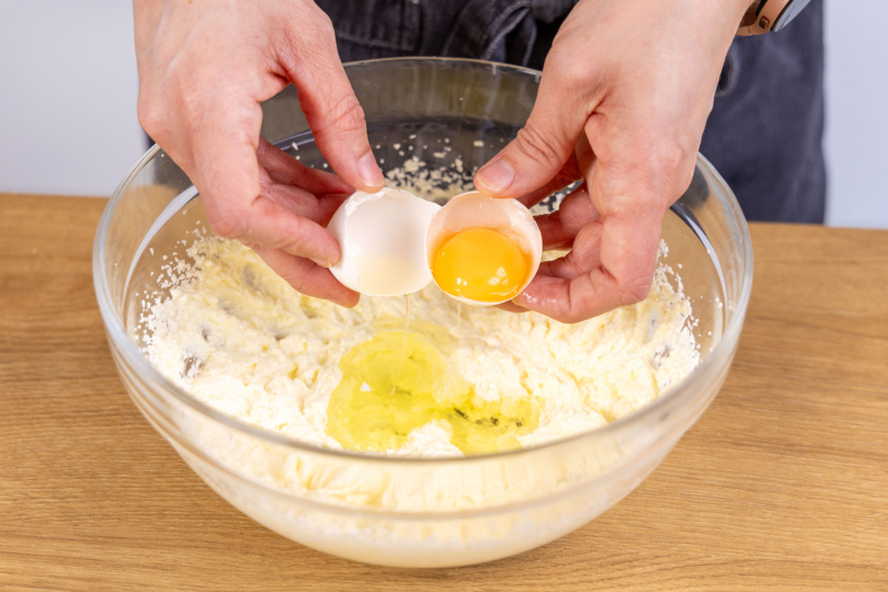 Ei zur Buttermischung geben