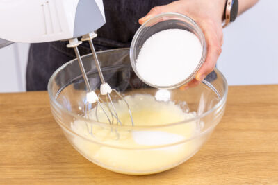 Zucker zur Butter geben