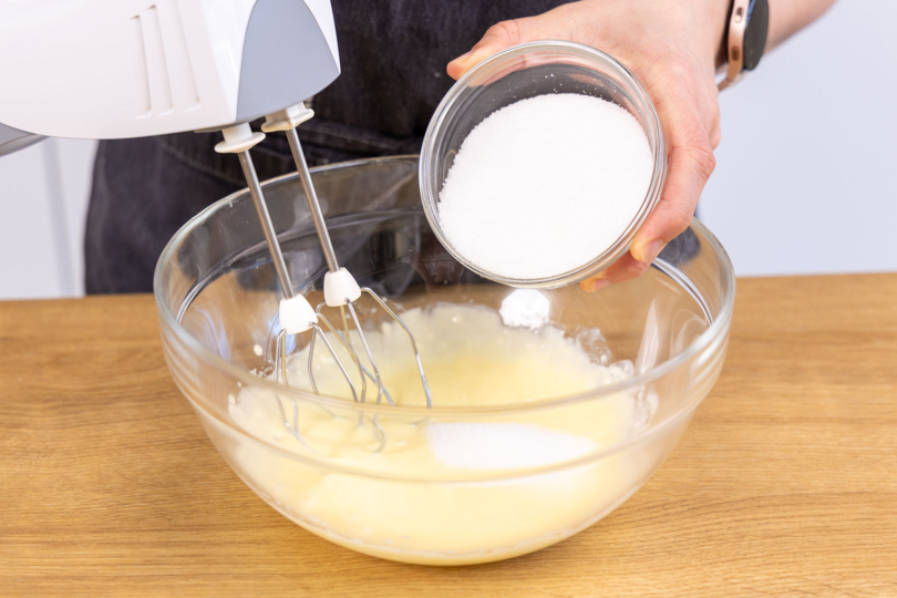 Zucker zur Butter geben