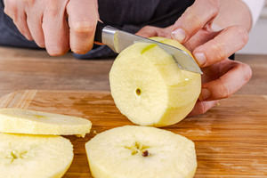 Äpfel in Scheiben schneiden