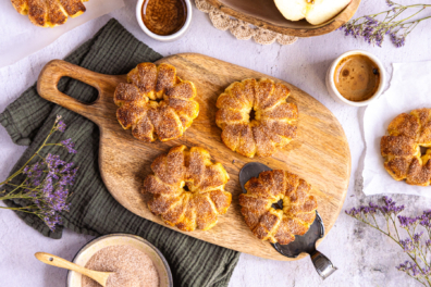 Knusprige Apfelringe in Blätterteig