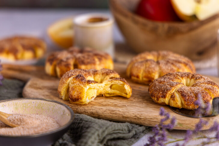 Apfelringe in Blätterteig aus der Heißluftfritteuse servieren