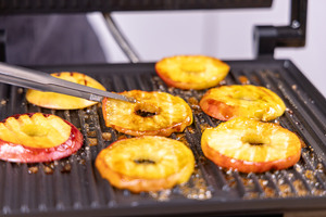 Gegrillte Apfelringe aus dem kontaktgrill nehmen