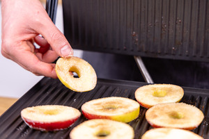 Apfelringe in Kontaktgrill grillen