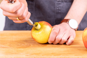 Kerngehäuse aus Apfel entfernen