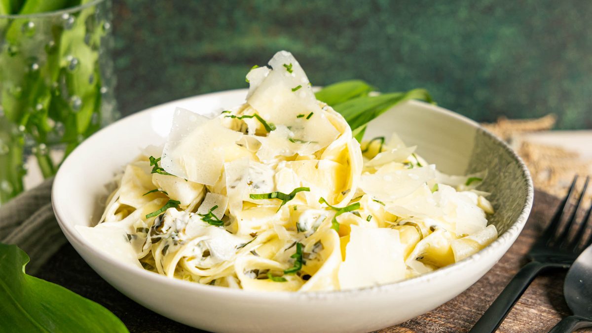 Bärlauch-Nudeln mit cremiger Sauce