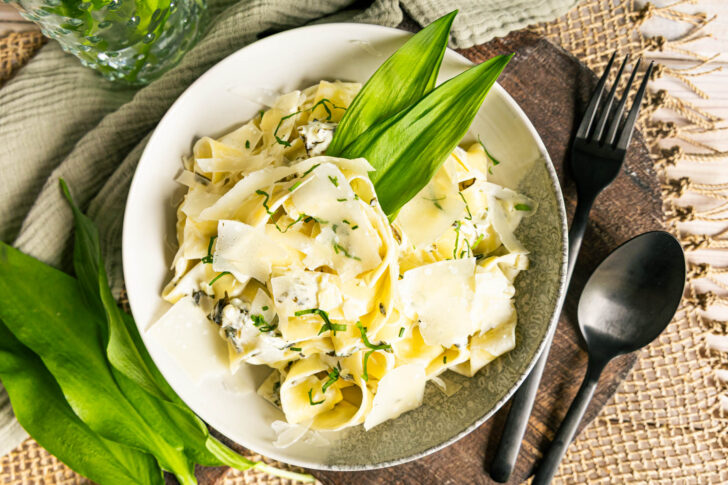Bärlauch-Nudeln in cremiger Sauce