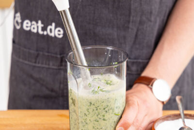Bärlauch in Milch pürieren