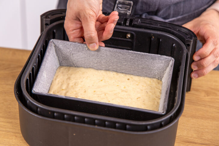 Kastenform mit Bananenbrot in die Heißluftfritteuse stellen
