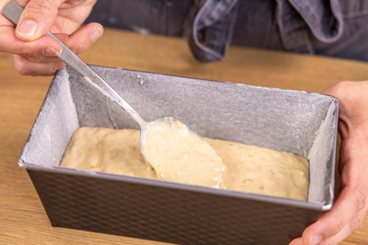 Bananenbrot-Teig in die Form füllen