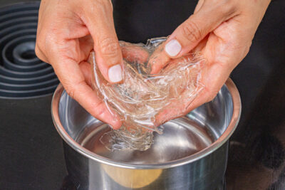 Gelantine in Topf geben