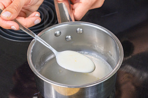 Joghurtcreme in Gelantine geben