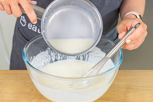 Gelatine-Joghurt-Mischung Creme rühren