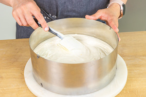 Joghurtcreme auf Tortenboden verteilen