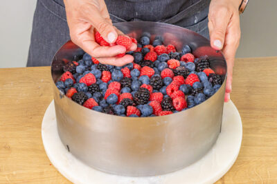 Beeren auf Torte verteilen