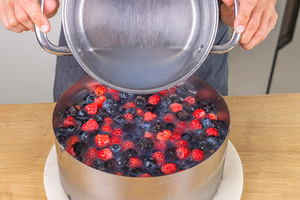 Tortenguss über Beeren gießen