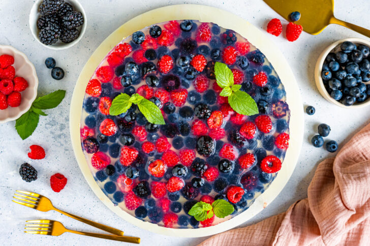 Beeren-Joghurt-Torte mit Waldbeeren