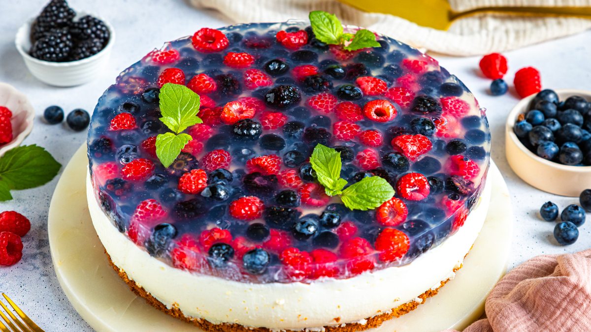 Beeren-Joghurt-Torte mit Waldbeeren