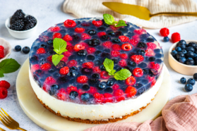 Beeren-Joghurt-Torte mit Waldbeeren mit Minzeblättern