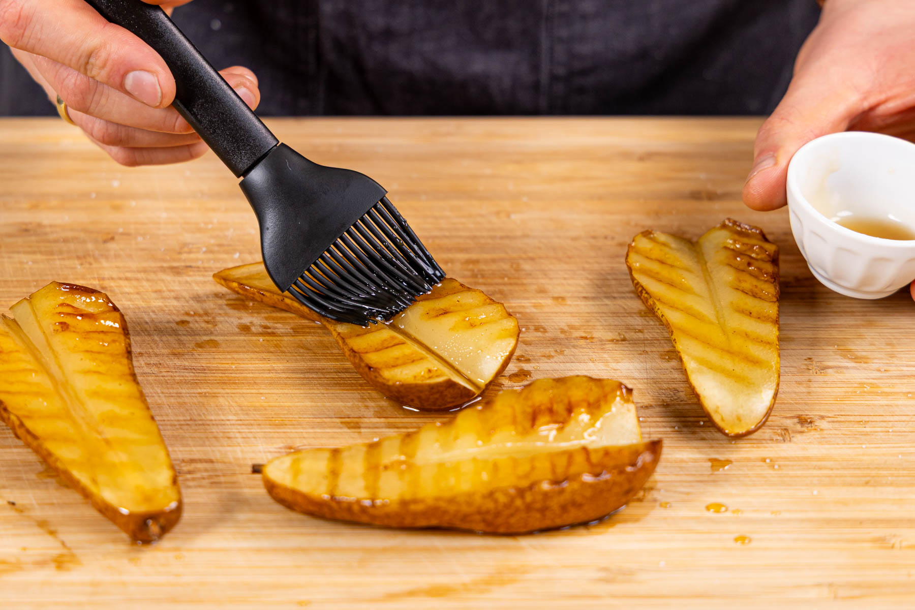 Birnen vom Kontaktgrill mit Eis