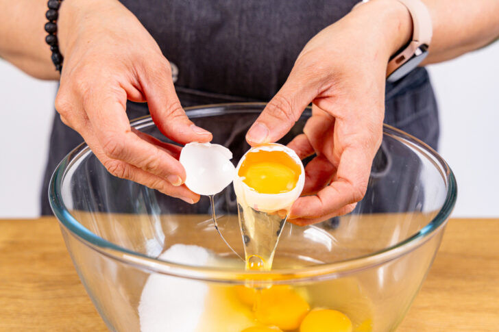 Eier mit Zucker und Salz in Rührschüssel geben