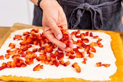 Erdbeeren gleichmäßig auf Creme verteilen